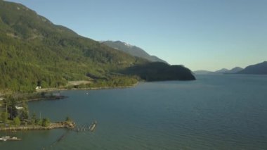 Bir canlı güneşli yaz gün boyunca hava görünümünü Britannia Beach. Howe ses Squamish, Kuzey Vancouver, Bc, Kanada yakınlarında yer alan.