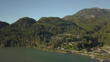 Bir canlı güneşli yaz gün boyunca hava görünümünü Britannia Beach. Howe ses Squamish, Kuzey Vancouver, Bc, Kanada yakınlarında yer alan.