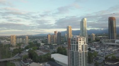 Bir bulutlu gün boyunca modern şehrin havadan görünümü. Şehir merkezinde alınan Vancouver, British Columbia, Kanada.