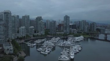 Hava görünümünü False Creek sırasında bir bulutlu gündoğumu. Şehir merkezinde alınan Vancouver, British Columbia, Kanada.