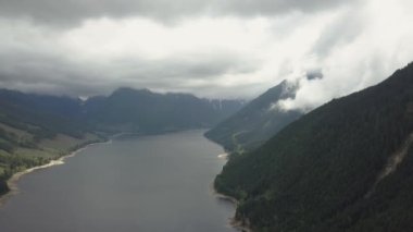 Bir bulutlu gün boyunca hava görünümünü Jones Gölü. Umut ve Chilliwack, East of Vancouver, Bc, Kanada yakınlarında alınan.