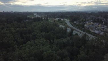 Bir bulutlu gün boyunca dağları arasında Vadisi'nde manzaralı bir yoldan hava görünümünü. Pemberton ve Lillooet, Vancouver, British Columbia, Kanada kuzeyindeki arasındaki Duffey Gölü yol üzerinde gerçekleştirilen. 