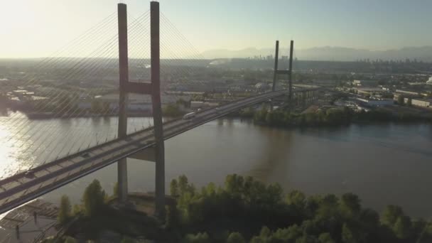 Luchtfoto Van Alex Fraser Bridge Tijdens Een Levendige Zonnige Dag — Stockvideo