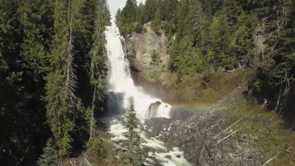 Ilmakuva Kauniista Vesiputouksesta Alexander Falls Aurinkoisena Kesäpäivänä Sijaitsee Lähellä Squamish — kuvapankkivideo
