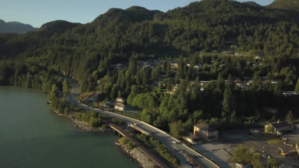 在阳光明媚的夏日里 不列颠海滩的鸟瞰图 Squamish 附近的豪声 温哥华以北 加拿大不列颠哥伦比亚省 — 图库视频影像