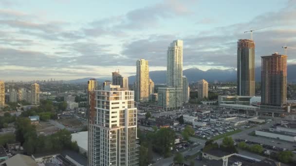 Bir Bulutlu Gün Boyunca Modern Şehrin Havadan Görünümü Şehir Merkezinde — Stok video