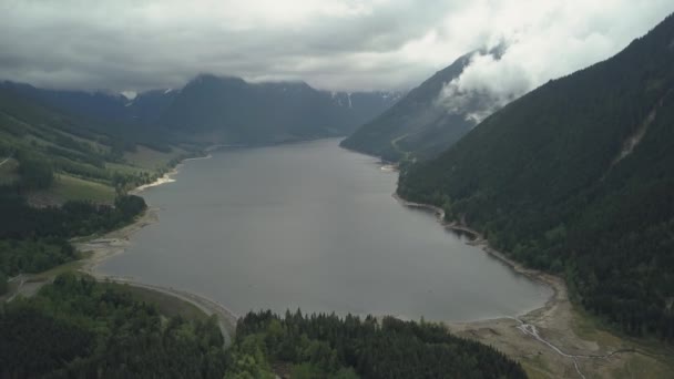 Luchtfoto Van Jones Lake Tijdens Een Bewolkte Dag Genomen Buurt — Stockvideo