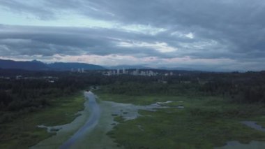 Bir çarpıcı ve bulutlu gün batımı sırasında hava görünümünü Burnaby Gölü. Büyük Vancouver, British Columbia, Kanada alınan.
