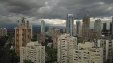 Konut bulutlu bir akşam sırasında hava görünümünü. Alınan Metrotown, Burnaby, büyük Vancouver, Bc, Kanada.