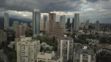 Konut bulutlu bir akşam sırasında hava görünümünü. Alınan Metrotown, Burnaby, büyük Vancouver, Bc, Kanada.