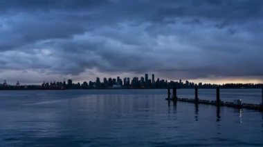 Şehir şehir zaman atlamalı dramatik bir bulutlu gün batımı sırasında. Lonsdale, North Vancouver, British Columbia, Kanada alınan.
