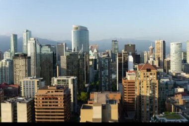 Güneşli bir gün batımı sırasında hava görünümünü şehir şehir merkezinde ticari ve Konut binaları. Vancouver, Bc, Kanada içinde alınan.