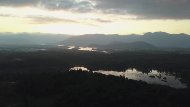 Luchtfoto Van Het Prachtige Canadese Landschap Tijdens Een Opvallende Zonsondergang — Stockvideo