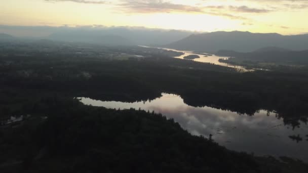 鸟瞰美丽的加拿大景观在一个引人注目的日落 在加拿大不列颠哥伦比亚省温哥华以东的奇利瓦克附近拍摄 — 图库视频影像