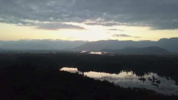 Luftaufnahme Der Wunderschönen Kanadischen Landschaft Bei Einem Eindrucksvollen Sonnenuntergang Der — Stockvideo