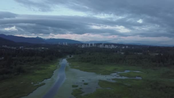 Widok Lotu Ptaka Burnaby Jezioro Podczas Uderzające Zachmurzony Zachód Słońca — Wideo stockowe