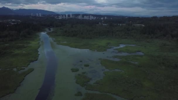 Luchtfoto Van Burnaby Lake Tijdens Een Opvallende Bewolkt Zonsondergang Genomen — Stockvideo