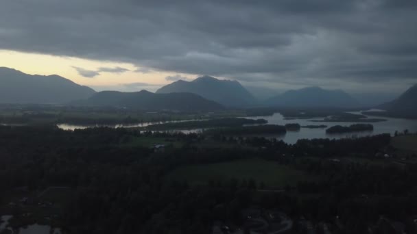 Vista Aérea Del Hermoso Paisaje Canadiense Durante Una Llamativa Puesta — Vídeo de stock