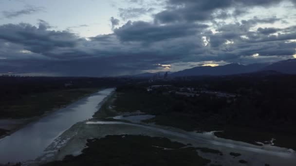Vista Aérea Del Lago Burnaby Durante Atardecer Llamativo Nublado Tomado — Vídeo de stock