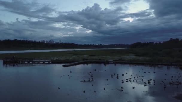 Vue Aérienne Lac Burnaby Pendant Coucher Soleil Saisissant Nuageux Prise — Video