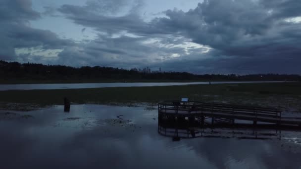 Luftaufnahme Des Burnaby Lake Bei Einem Markanten Und Bewölkten Sonnenuntergang — Stockvideo