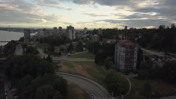 Luftaufnahme Von Wohngebäuden Einem Bewölkten Abend Aufgenommen Metrotown Burnaby Bigger — Stockvideo