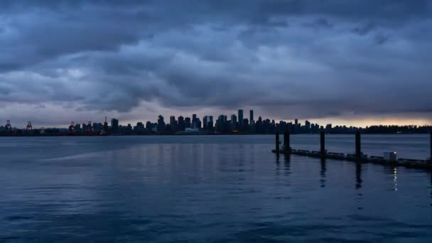 Şehir Şehir Zaman Atlamalı Dramatik Bir Bulutlu Gün Batımı Sırasında — Stok video
