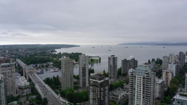 在阳光明媚的日落时分 市中心城市的商业和住宅建筑鸟瞰图 在加拿大不列颠哥伦比亚省温哥华拍摄 — 图库视频影像