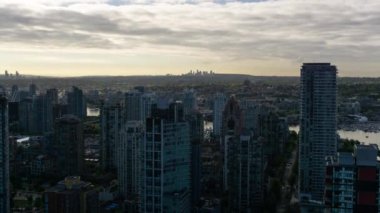Güneşli bir gün batımı sırasında hava görünümünü şehir şehir merkezinde ticari ve Konut binaları. Vancouver, Bc, Kanada içinde alınan.