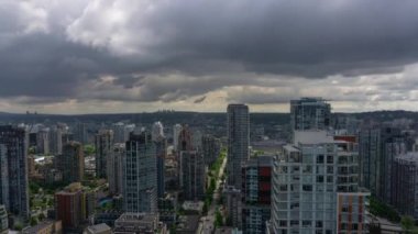Güneşli bir gün batımı sırasında hava görünümünü şehir şehir merkezinde ticari ve Konut binaları. Vancouver, Bc, Kanada içinde alınan.