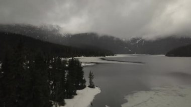 Joffre Gölü, British Columbia, Kanada Buzulu suda bir yansımasıdır güzel manzara.