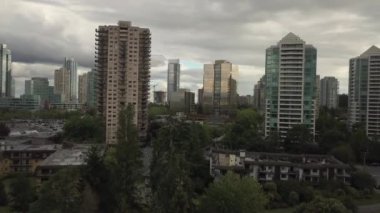 Konut bulutlu bir akşam sırasında hava görünümünü. Alınan Metrotown, Burnaby, büyük Vancouver, Bc, Kanada.