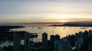 Güneşli bir gün batımı sırasında hava görünümünü şehir şehir merkezinde ticari ve Konut binaları. Vancouver, Bc, Kanada içinde alınan.