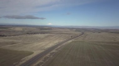 Bir bulutlu gün boyunca dağları arasında Vadisi'nde manzaralı bir yoldan hava görünümünü. Pemberton ve Lillooet, Vancouver, British Columbia, Kanada kuzeyindeki arasındaki Duffey Gölü yol üzerinde gerçekleştirilen.