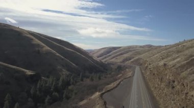 Bir bulutlu gün boyunca dağları arasında Vadisi'nde manzaralı bir yoldan hava görünümünü. Pemberton ve Lillooet, Vancouver, British Columbia, Kanada kuzeyindeki arasındaki Duffey Gölü yol üzerinde gerçekleştirilen.