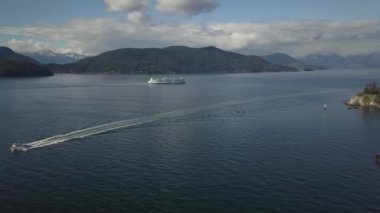 İlk daraltır Lions Gate Köprüsü, Vancouver, British Columbia, Kanada altında aracılığıyla geçen liman yolculukları, havadan görünümü