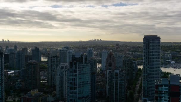 Flygfoto Downtown City Kommersiella Och Bostadshus Byggnader Solig Solnedgång Tagit — Stockvideo