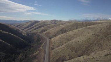 Havadan görünümü ile kuru çöl peyzaj manzaralı yol. Oregon, Amerika Birleşik Devletleri'nde çekilen.
