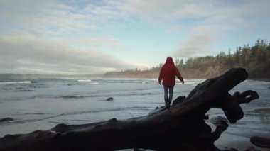Güzel deniz manzarası keyfi ahşap ağaç Dengeleme kadın. Estevan ve Ucluelet Vancouver Adası, British Columbia, Kanada yakın alınan.