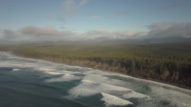 Güzel deniz manzarası canlı kış gün doğumu sırasında Pasifik Okyanusu sahilinde hava görünümünü. Estevan ve Ucluelet Vancouver Adası, British Columbia, Kanada yakın alınan.