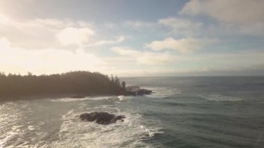 Güzel deniz manzarası canlı kış gün doğumu sırasında Pasifik Okyanusu sahilinde hava görünümünü. Estevan ve Ucluelet Vancouver Adası, British Columbia, Kanada yakın alınan.