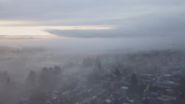 Luchtfoto Van Buitenwijken Van Stad Tijdens Een Mistige Winter Zonsopgang — Stockvideo