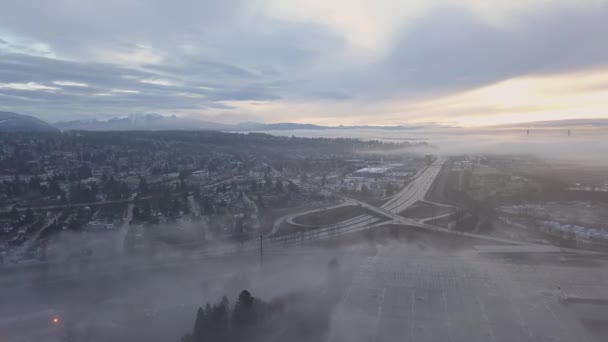 Luftaufnahme Der Vororte Der Stadt Während Eines Nebligen Wintersonnenaufgangs Aufgenommen — Stockvideo