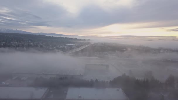Vista Aérea Dos Subúrbios Cidade Durante Nevoeiro Nascer Sol Inverno — Vídeo de Stock