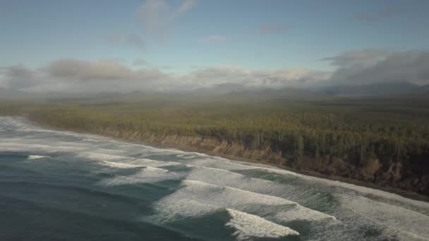 在一个充满活力的冬季日出期间 太平洋沿岸美丽海景的鸟瞰图 在加拿大不列颠哥伦比亚省温哥华岛托菲诺和乌克雷特附近拍摄 — 图库视频影像