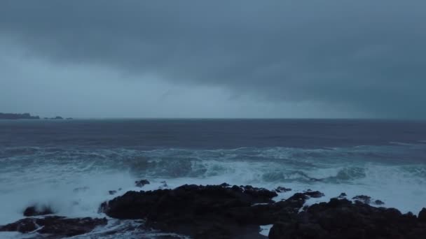 Flygfoto Över Det Vackra Havet Vid Stilla Havet Kusten Mörk — Stockvideo