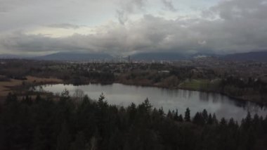 Joffre Gölü, British Columbia, Kanada Buzulu suda bir yansımasıdır güzel manzara.