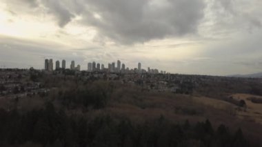 Panoramik şehir şehir Lonsdale bir bulutlu gün batımı sırasında görüntülenebilir. North Vancouver, British Columbia, Kanada 
