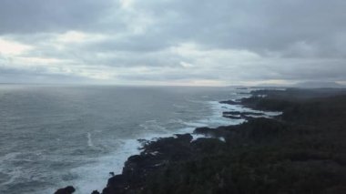 Güzel deniz manzarası canlı kış gün doğumu sırasında Pasifik Okyanusu sahilinde hava görünümünü. Estevan ve Ucluelet Vancouver Adası, British Columbia, Kanada yakın alınan.