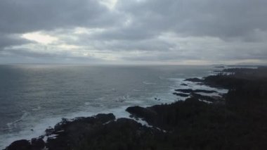 Güzel deniz manzarası canlı kış gün doğumu sırasında Pasifik Okyanusu sahilinde hava görünümünü. Estevan ve Ucluelet Vancouver Adası, British Columbia, Kanada yakın alınan.